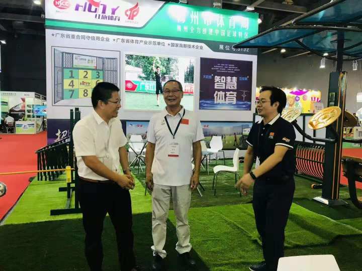 廣東省足協(xié)主席葉細(xì)權(quán)蒞臨紅旗展位指導(dǎo)工作